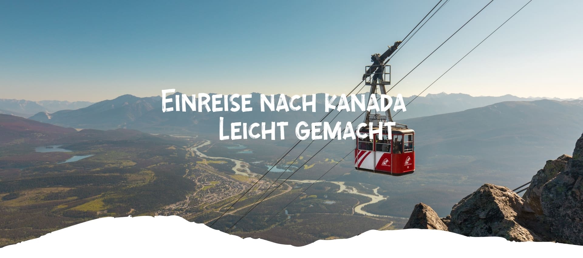 Seilbahn mit rotem und weißem Design, die über eine Berglandschaft in Kanada schwebt.