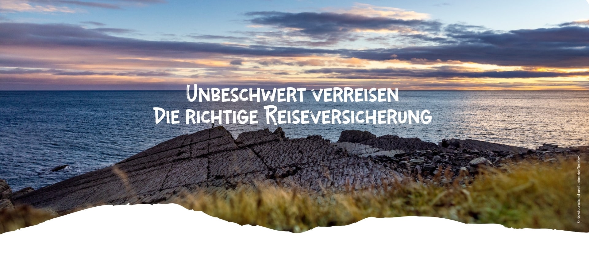 Küstenlandschaft mit Felsen und Meer unter einem bewölkten Himmel bei Sonnenuntergang.