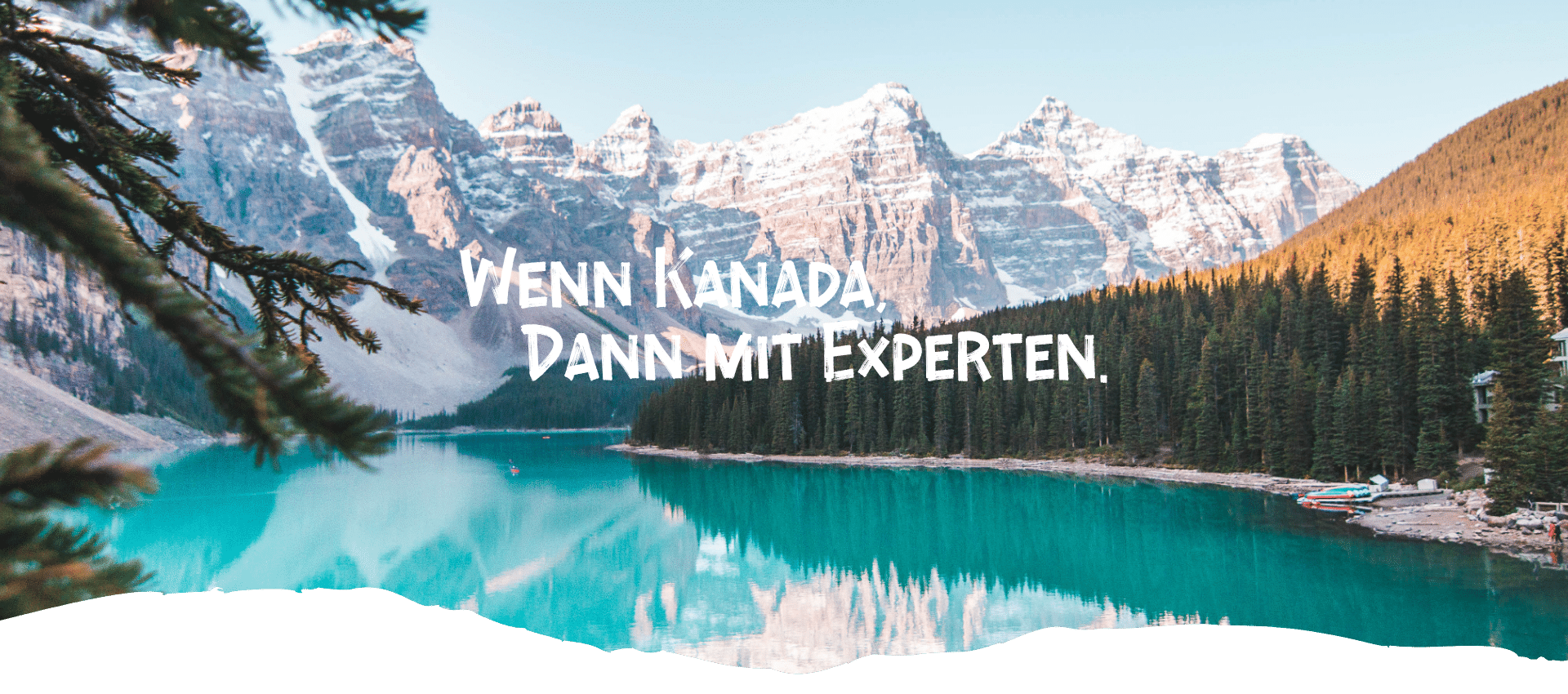Blick auf den Moraine Lake mit Bergen und Wäldern im Hintergrund.