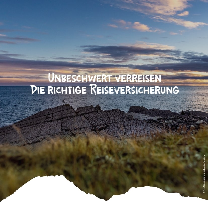 Person steht am Meer auf einer Felsformation mit einem Sonnenuntergang im Hintergrund.