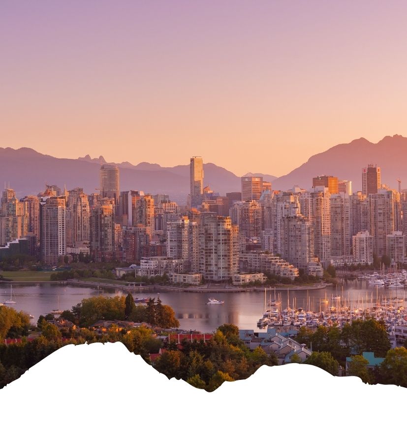 Stadtansicht von Vancouver mit Hochhäusern und Bergen im Hintergrund während des Sonnenuntergangs.