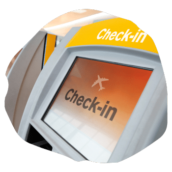 Check-in Automat mit orangefarbenem Display und Flugzeugsymbol am Flughafen.