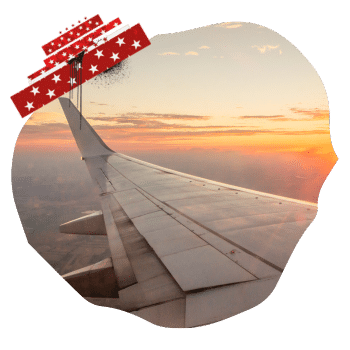 Flugzeugflügel mit Sonnenuntergang im Hintergrund, sichtbar aus dem Fenster.