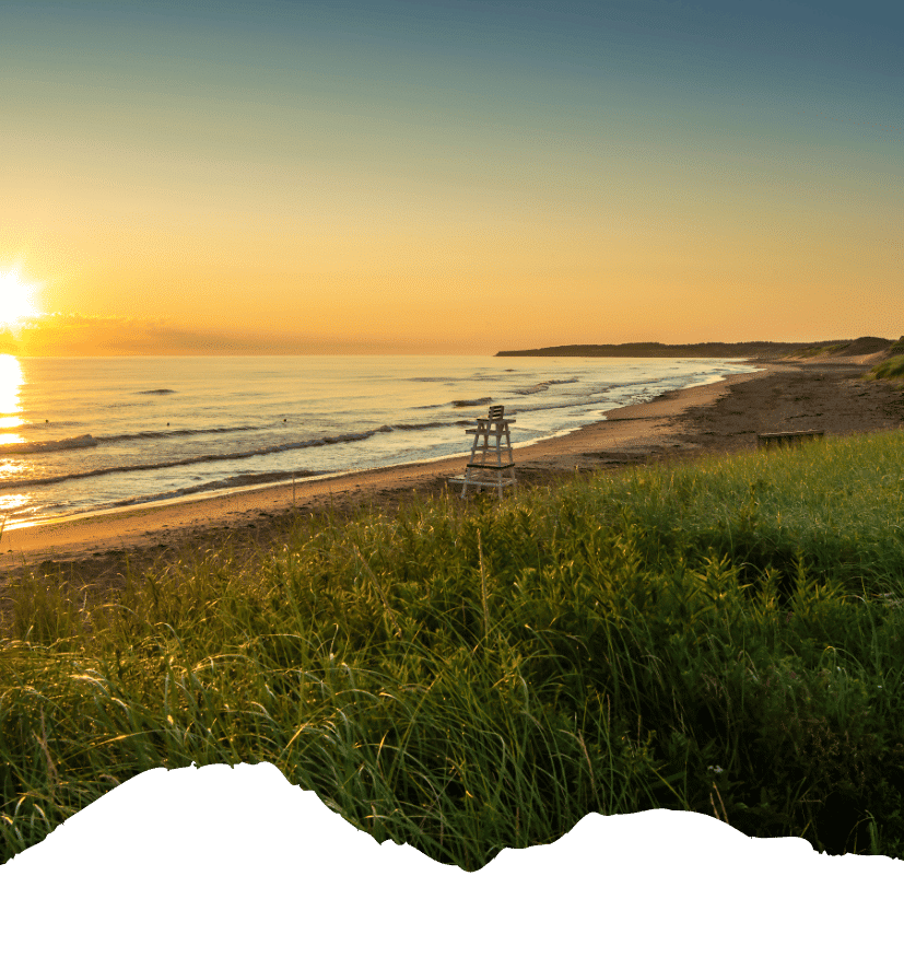 Strandlandschaft mit Sonnenuntergang und einem Rettungsturm im Vordergrund.