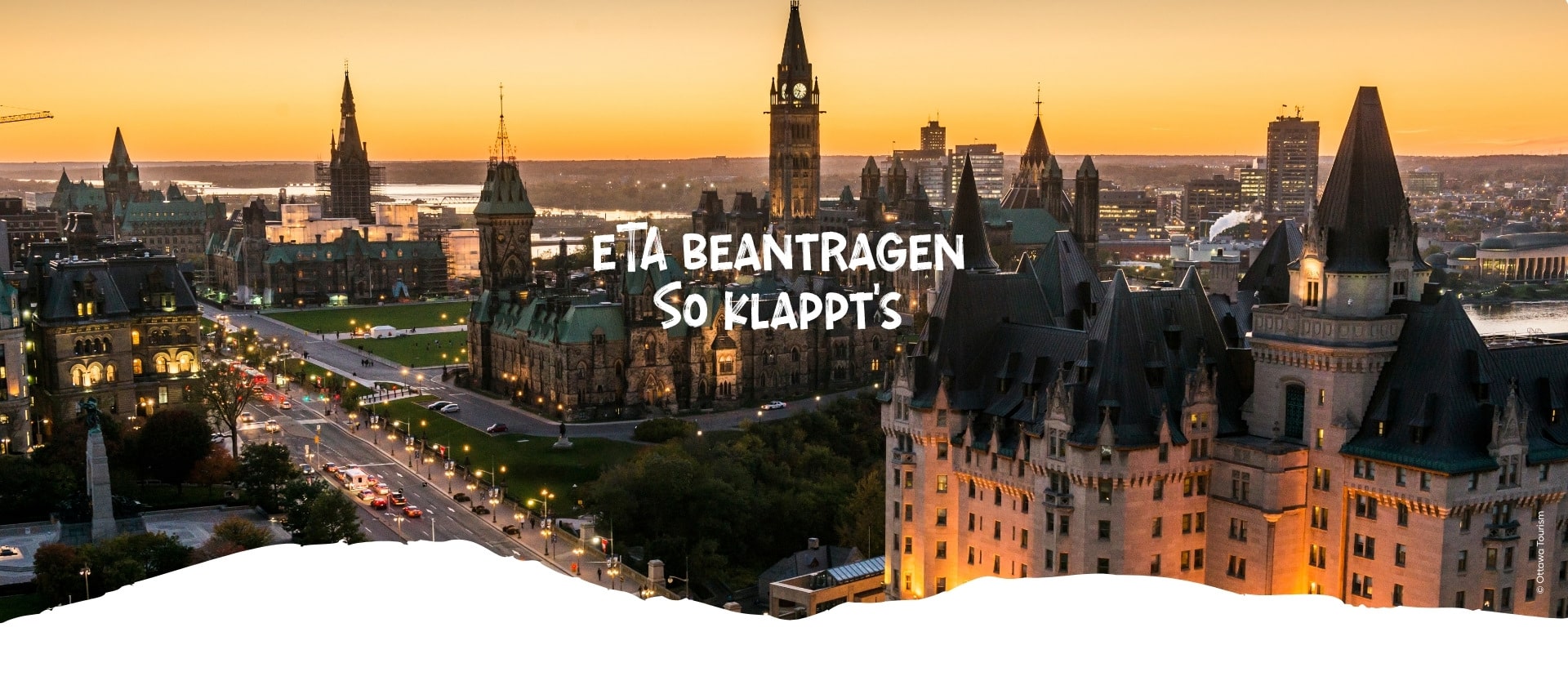 Panoramablick auf die Skyline von Ottawa mit historischen Gebäuden und einem Sonnenuntergang im Hintergrund.