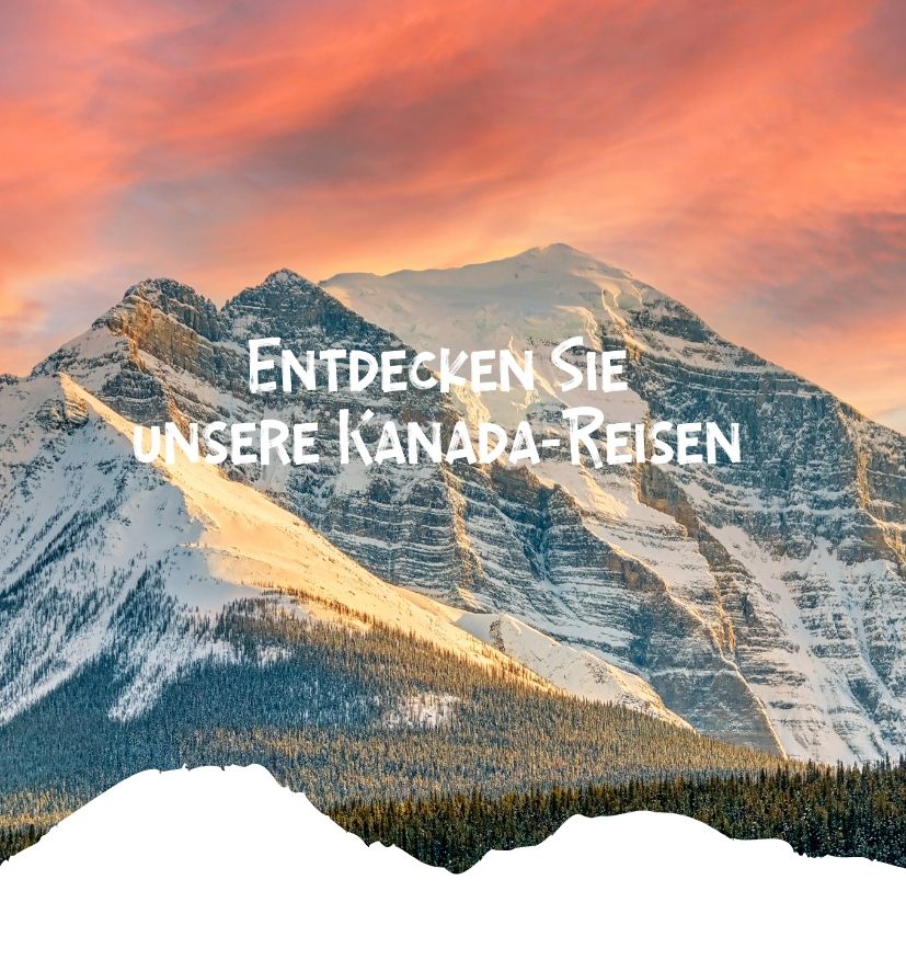Berglandschaft in Kanada mit schneebedeckten Gipfeln und orangefarbenem Himmel bei Sonnenuntergang.