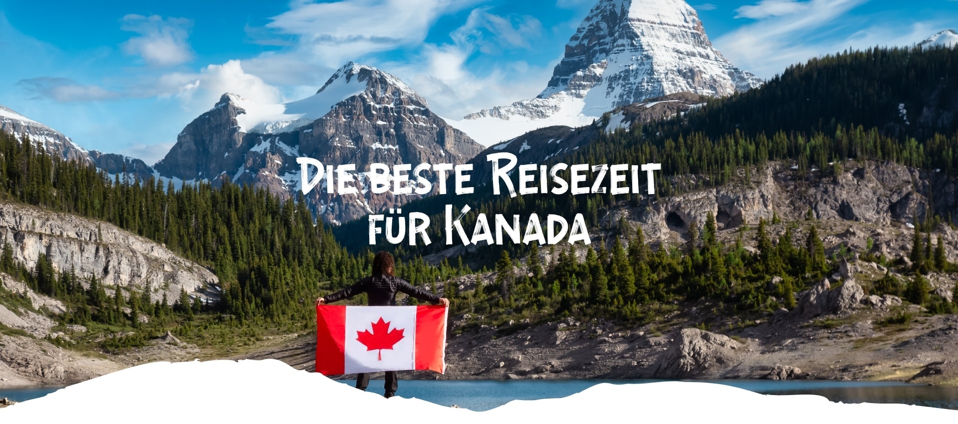 Eine Person hält eine kanadische Flagge in einer Berglandschaft mit Seen und Bäumen.