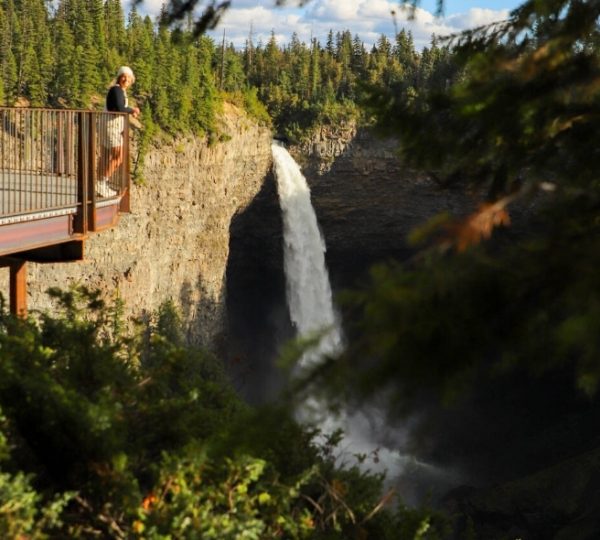 Wasserfall in Clearwater mit einer Person auf einer Aussichtsplattform im Vordergrund.