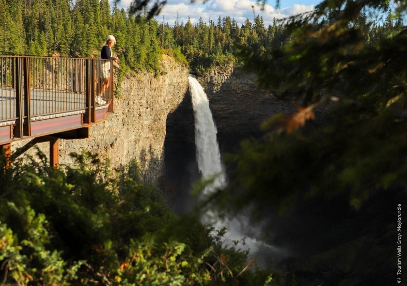 Wasserfall in Clearwater mit einer Person auf einer Aussichtsplattform im Vordergrund.