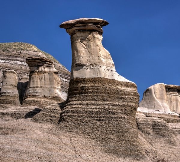 Eine markante Felsformation in Drumheller mit einer charakteristischen Kappe aus Stein.