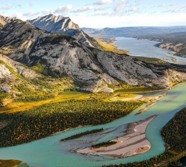 Luftaufnahme einer Flusslandschaft mit Bergen und Wäldern in Jasper, Westkanada.