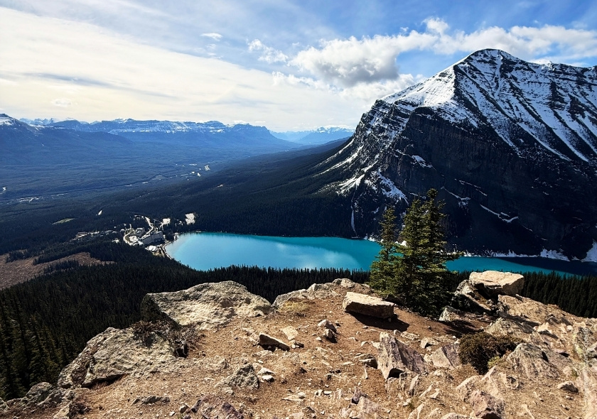 Panoramablick auf den Lake Louise und die umliegenden schneebedeckten Berge in Alberta, Kanada.