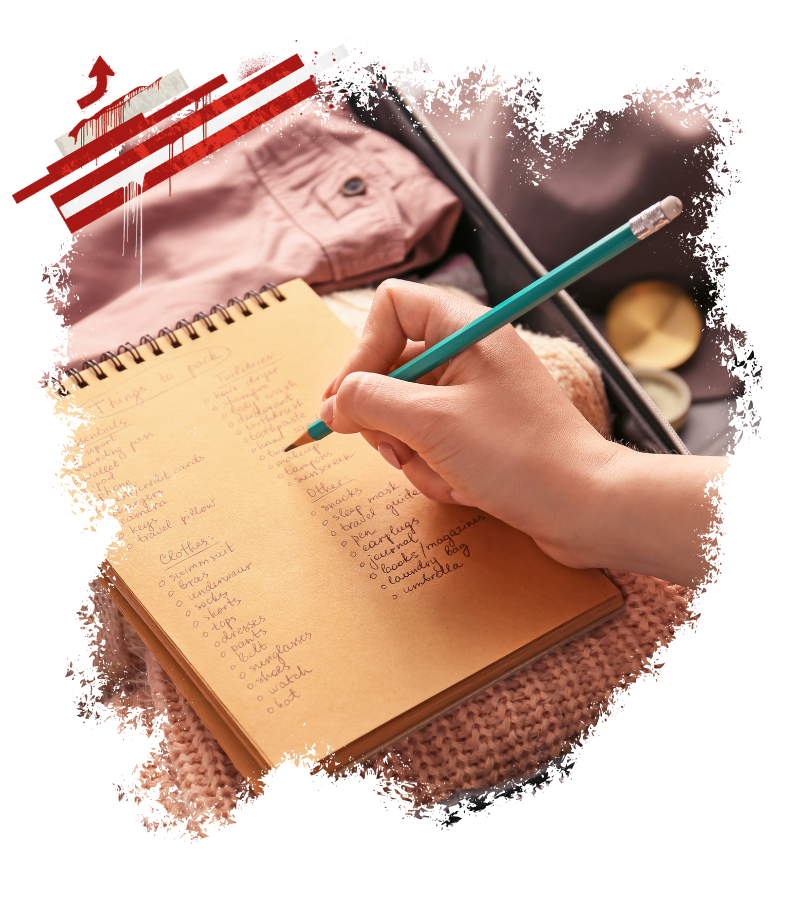 Eine Hand, die mit einem blauen Bleistift eine Reisecheckliste in ein Notizbuch schreibt.