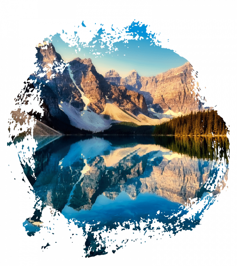 Berglandschaft mit reflektierendem Wasser und bewaldeten Ufern in Kanada.