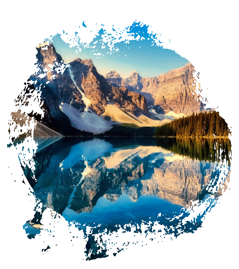 Berglandschaft mit reflektierendem Wasser und bewaldeten Ufern in Kanada.
