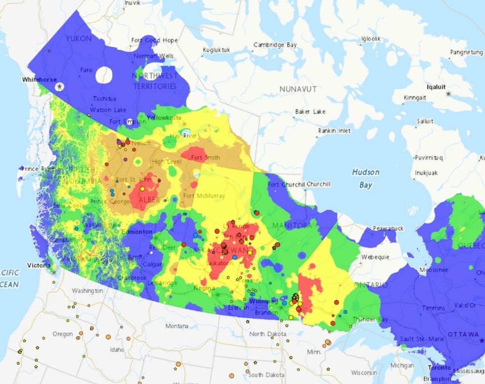 Karte von Manitoba mit farblichen Markierungen für Waldbrandgebiete im Mai 2025.