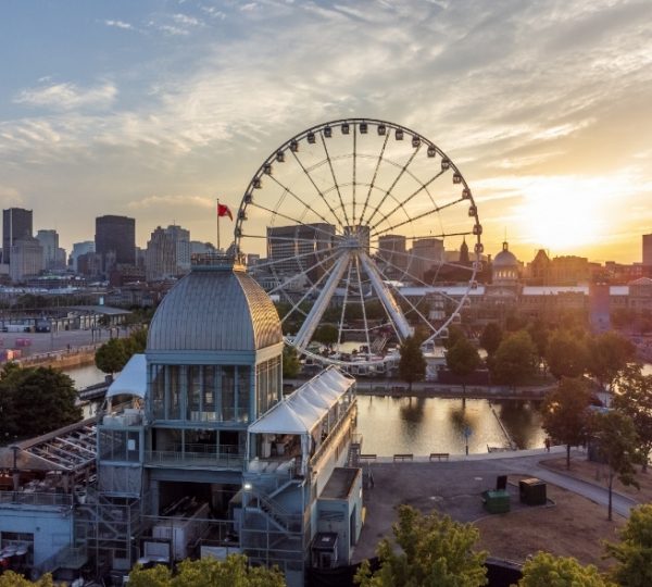 Riesenrad in Montreal mit der Stadt im Hintergrund während des Sonnenuntergangs.