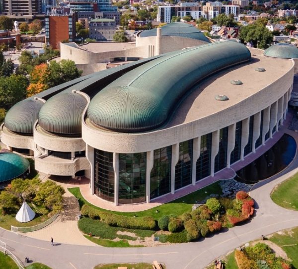 Das Nationalmuseum von Kanada in Ottawa mit einer markanten Architektur und grünen Dächern.
