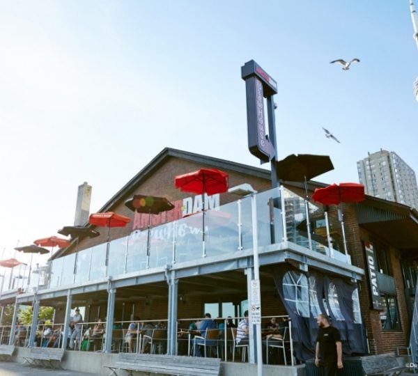 Restaurant mit Außenterrasse und roten Sonnenschirmen in Toronto, Kanada.
