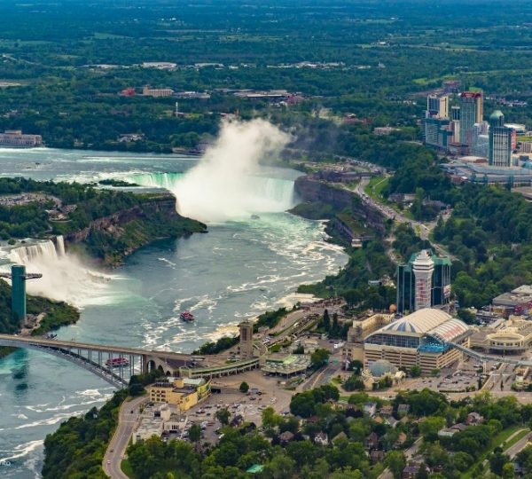 Luftaufnahme der Niagarafälle mit Wasserfall und umliegender Landschaft.