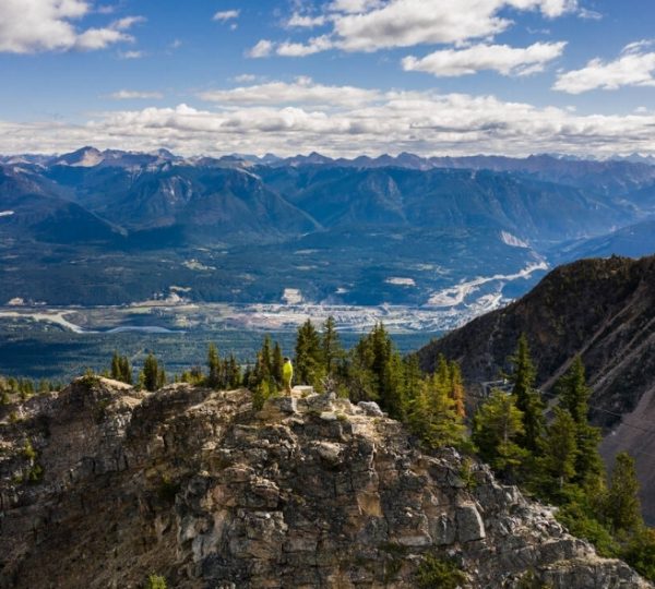 Blick auf eine Berglandschaft mit einer Seilbahn und bewaldeten Hängen in den kanadischen Rocky Mountains. Kanada-Rundreise