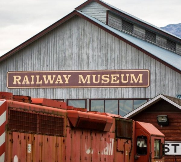 Fassade des Railway Museums mit einem großen Schild und einem roten Zug im Vordergrund. Kanada-Rundreise
