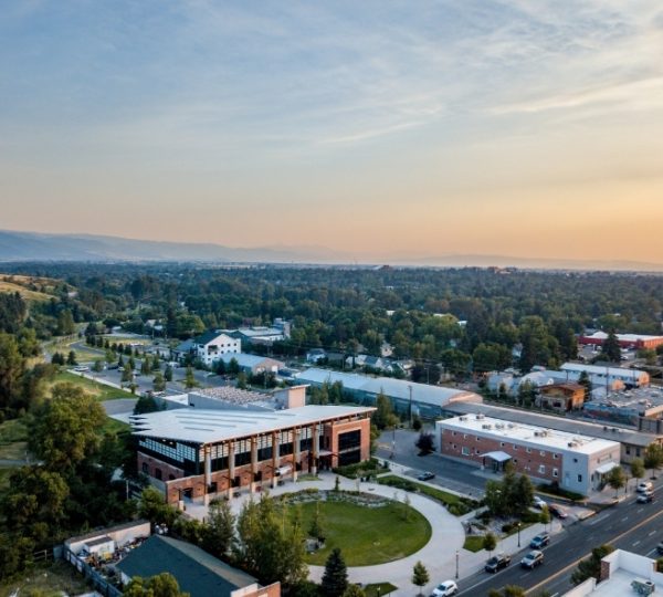 Luftaufnahme von Bozeman, Montana, mit Gebäuden und Straßen in der Stadt. Kanada-Rundreise