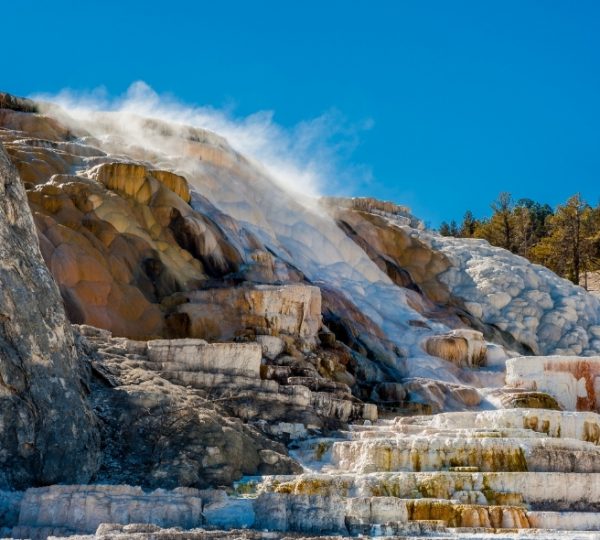 Terrassenförmige heiße Quellen mit dampfendem Wasser in Yellowstone Nationalpark. Kanada-Rundreise