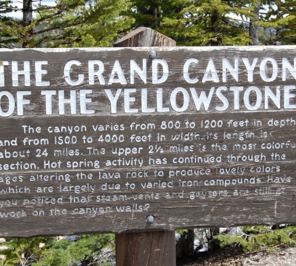 Informationstafel mit Details zum Grand Canyon im Yellowstone Nationalpark. Kanada-Rundreise