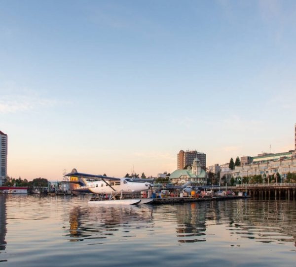 Ein Wasserflugzeug liegt am Hafen von Nanaimo, reflektiert im Wasser bei Sonnenuntergang. Kanada-Rundreise