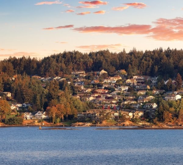 Blick auf Wohnhäuser in Nanaimo, umgeben von Bäumen und Wasser auf Vancouver Island. Kanada-Rundreise