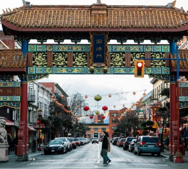 Traditionelles Tor im Chinatown von Vancouver mit kunstvollen Verzierungen und Laternen. Kanada-Rundreise