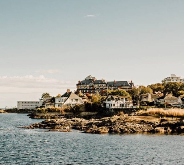 Küstenansicht mit mehreren Gebäuden und einem klaren Himmel in Victoria auf Vancouver Island. Kanada-Rundreise