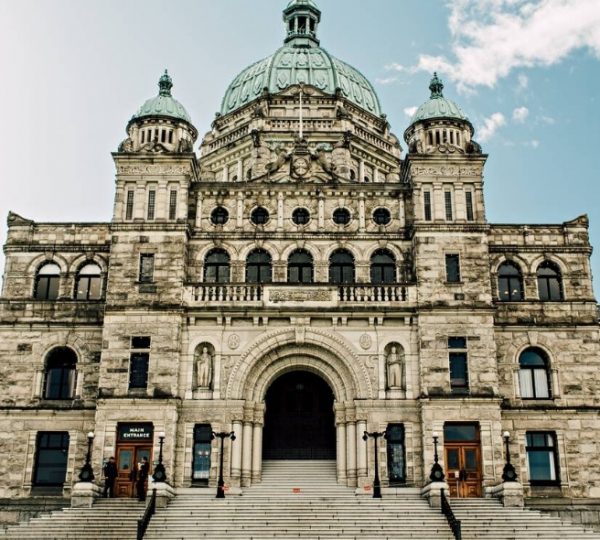 Historisches Parlamentsgebäude in Victoria mit einer markanten Kuppel und Treppe. Kanada-Rundreise
