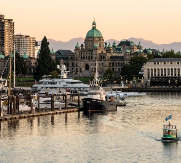 Hafenansicht mit Booten und historischen Gebäuden in Victoria, Vancouver Island. Kanada-Rundreise