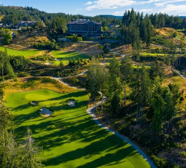 Luftaufnahme eines Golfplatzes auf Vancouver Island mit gepflegten Fairways und Bunkern. Kanada-Rundreise
