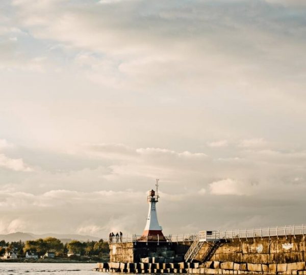 Leuchtturm auf dem Ogden Point Breakwater in Victoria, British Columbia, unter einem bewölkten Himmel. Kanada-Rundreise