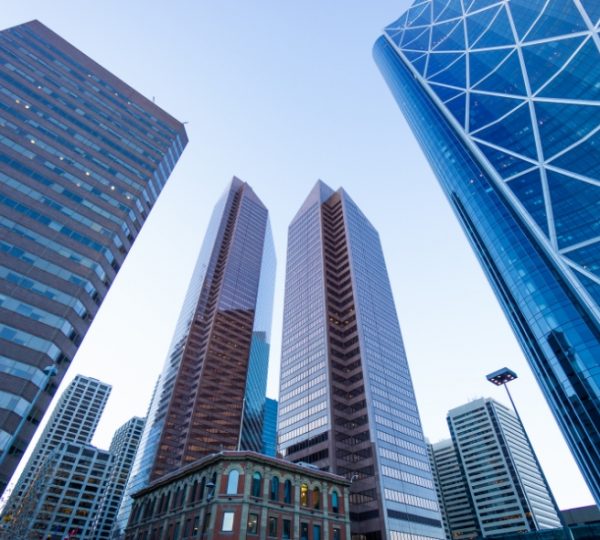 Moderne Hochhäuser in Calgary mit einer Mischung aus Glas- und Stahlfassaden. Kanada-Rundreise