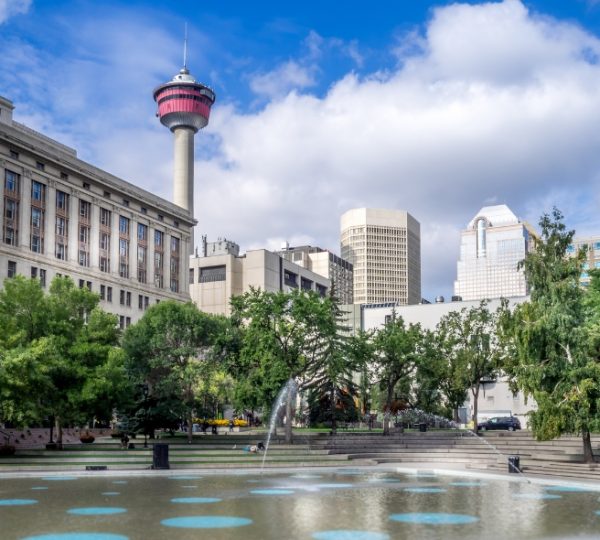 Stadtansicht von Calgary mit dem Calgary Tower und einem Brunnen in einem Park. Kanada-Rundreise