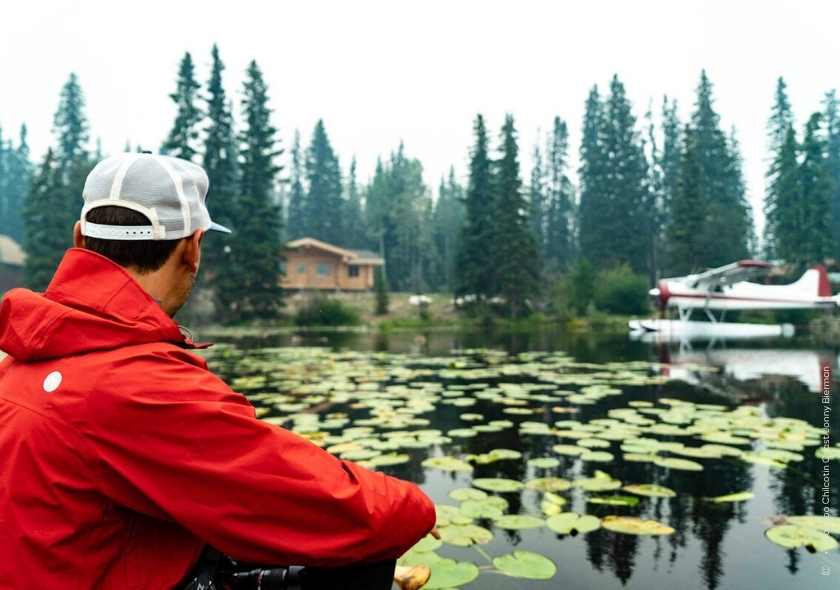 Mann am Wasser mit Seerosen