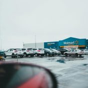 Parkplatz eines Walmart Supercenters mit mehreren Autos und dem Walmart-Schild im Hintergrund. Kanada-Rundreise