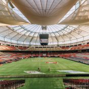 Innenansicht des BC Place Stadions mit Rasenfläche und Tribünen. Kanada-Rundreise
