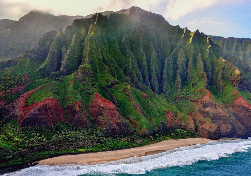 Grüne Berge und ruhiger Strand in der Kombination Kanada Urlaub mit Hawaii