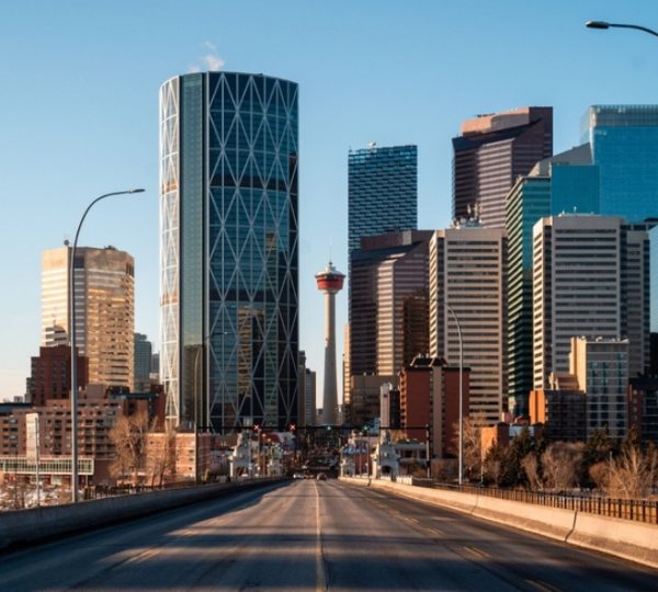 Blick auf die Skyline von Calgary mit modernen Wolkenkratzern und der Calgary Tower im Hintergrund. Kanada-Rundreise
