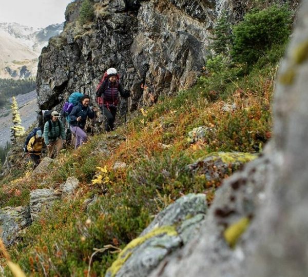Gruppe von Wanderern, die einen steilen Berghang in Westkanada erklimmt. Kanada-Rundreise