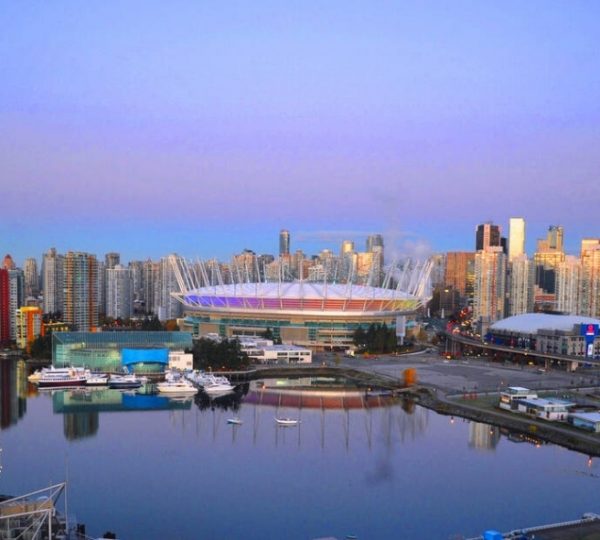 Blick auf das Stadion und die Skyline von Vancouver bei Sonnenuntergang. Kanada-Rundreise