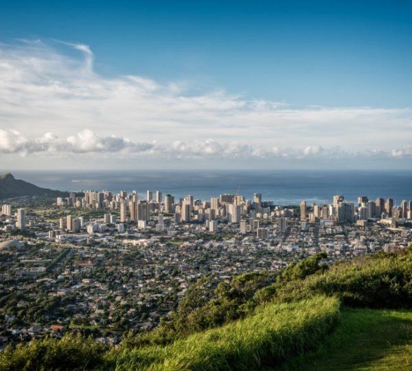Panoramablick auf die Stadt Honolulu mit Wolkenkratzern und dem Ozean im Hintergrund. Kanada-Rundreise