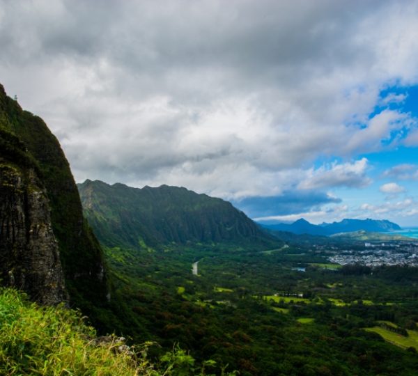 Berglandschaft in Hawaii mit grünen Hügeln und bewölktem Himmel. Kanada-Rundreise