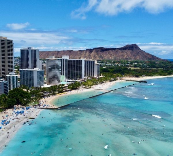 Luftaufnahme von Honolulu mit Diamond Head im Hintergrund und Strandbereich. Kanada-Rundreise