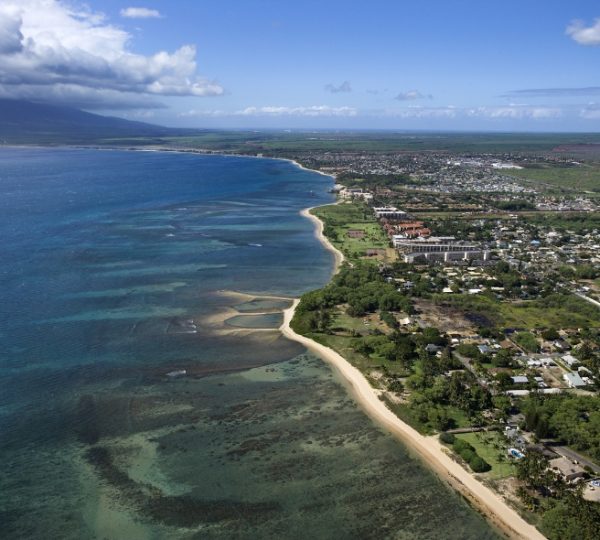 Luftaufnahme der Küste von Maui mit klarem Wasser und Sandstränden. Kanada-Rundreise